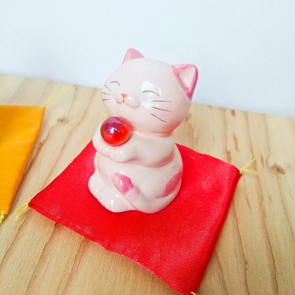 ►2/$15 Deal◄ 2 Maneki Neko Lucky Cat With Feng Shui ball - Picture 3 of 4